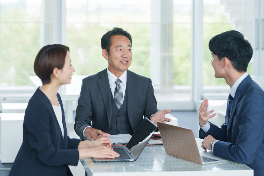 会議する士業のひとたち